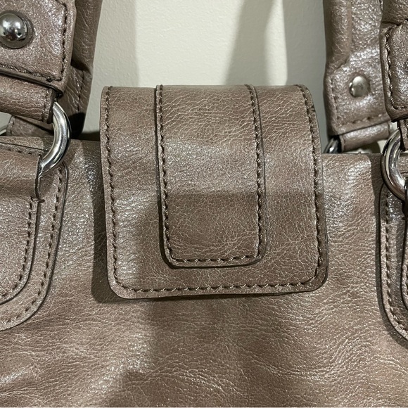 GUESS Hand Bag Purse in Grayish Brown Faux Leather - Picture 8 of 13